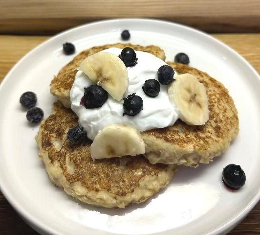 Jangan buang jika ada pisang yang sudah kematangan dan tak kemakan, kita buat fluffy banana pancake yuk! (Foto: Dok. Instagram Daily Nutrition Fact/@caloriesmix)