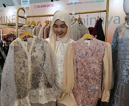 Warna Burgundy hingga Gamis Katbol jadi Tren Baju Lebaran 2025