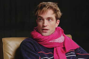 Robert Pattinson Ngaku Takut Film Horor, Sampai Tidur Bawa Pisau