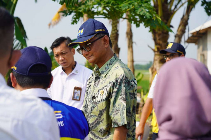 Menteri PU Tinjau Sawah Terendam Banjir di Karawang, Dorong Penanganan Komprehensif