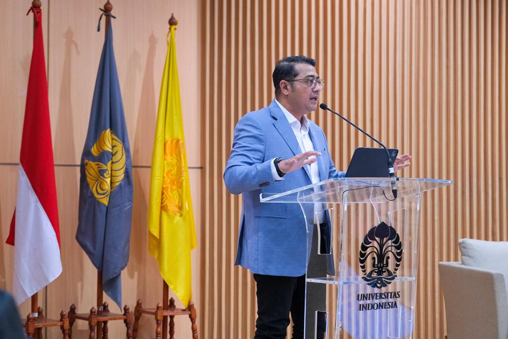 Menekraf memberikan keynote speech di panel discussion bertema 'Digital Resilience: Igniting Youth Innovation in the Creative Economy' di Auditorium Soeria Atmadja, FEB Universitas Indonesia, Jumat (7/3/25). Dok. Biro Komunikasi Kemenekraf/Bekraf