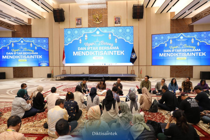 Duduk Bareng Lesehan, Mendiktisaintek Brian Ajak Jurnalis Ngopi dan Buka Puasa Bareng