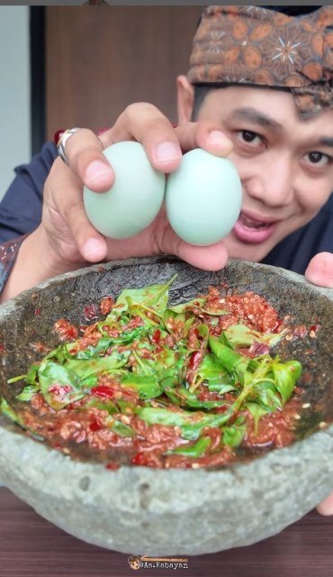 Resep ini dijamin bikin acara makan buka puasa kamu tambah nasi terus. Kuy, simak resep sambal telur asin ala Aa Kabayan. (Foto: Dok. Instagram Cepy Rusalam/@aa.kabayan)