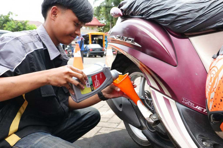Jangan Diabaikan, Ganti Oli Motor yang Terendam Banjir