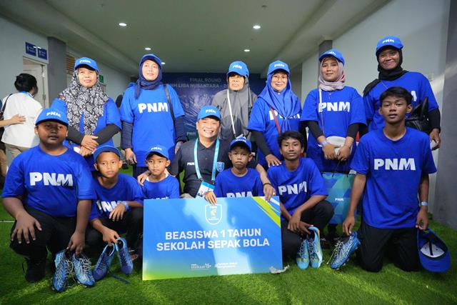 Pemain muda berbakat menerima beasiswa sekolah sepak bola (SSB).