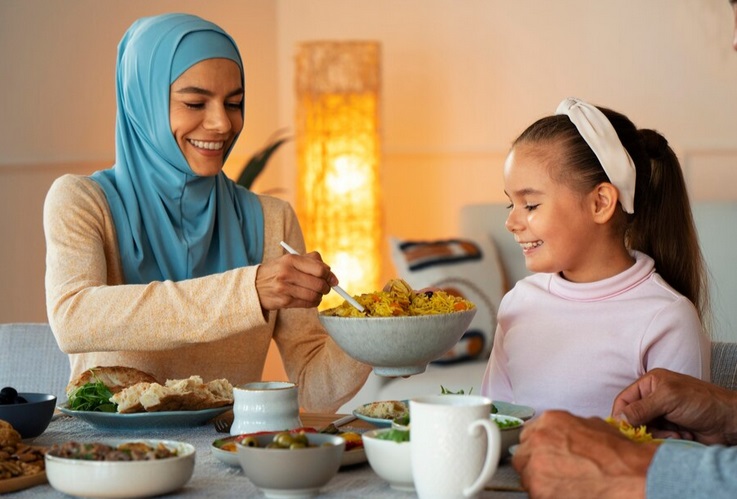 Moms bisa memilih makanan dengan indeks glikemiks rendah saat sahur untuk menjaga kadar gula darah stabil sepanjang hari. Ilustrasi Freepik