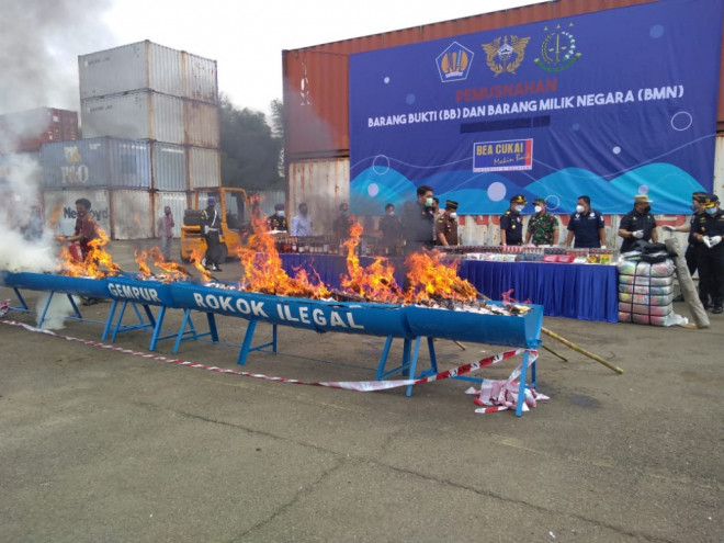 Pemusnahan sejumlah barang ilegal yang terdiri dari minuman beralkohol, rokok ilegal, hingga tekstil ilegal. Foto : Bea dan Cukai.