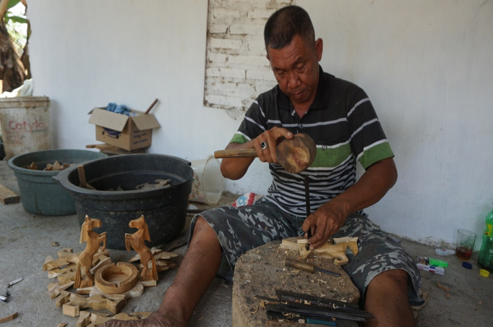 Pengukir Kesenian Kayu Jepara Terus Alami Penurunan