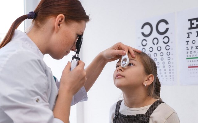 Kapan Sih Waktu yang Tepat untuk Konsultasi ke Dokter Mata Anak?