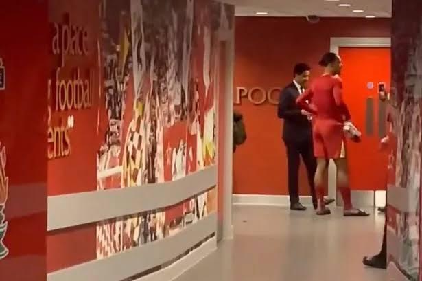 Viral Bos PSG Temui Van Dijk di Lorong Stadion, Apa yang Dibahas?