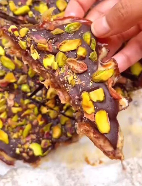 Enak banget lho ini Teman Gaya, kurma yang menyatu dengan cokelat dan kacang pistasio. (Foto: Dok. Instagram Eating Healthy Today/@eatinghealthytoday)