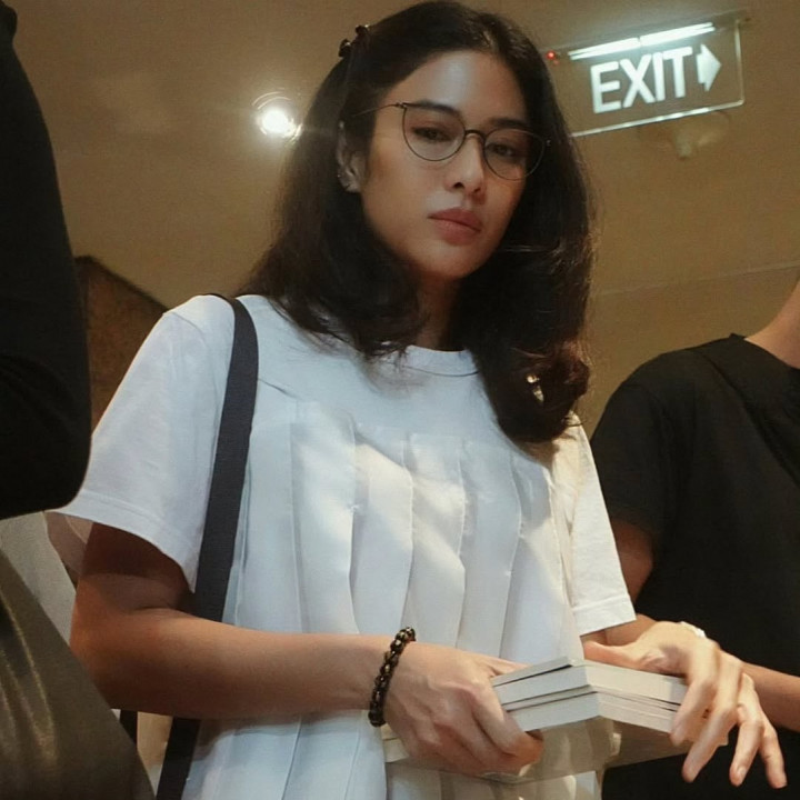 Anti Mainstream! Dian Sastro Makan Es Batu Saat Buka Puasa