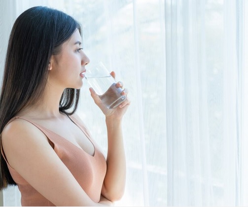 Air mineral dapat mengurangi risiko terkena penyakit ginjal. Ilustrasi Freepik