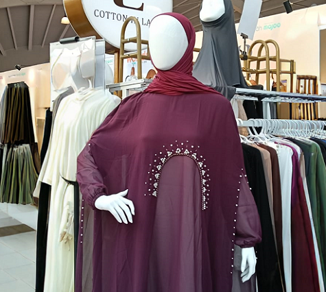 Gamis burgundy di bazaar GlamLocal 2025 yang berlangsung di, PIM 3, Jakarta. (Foto: Dok. Yuni)