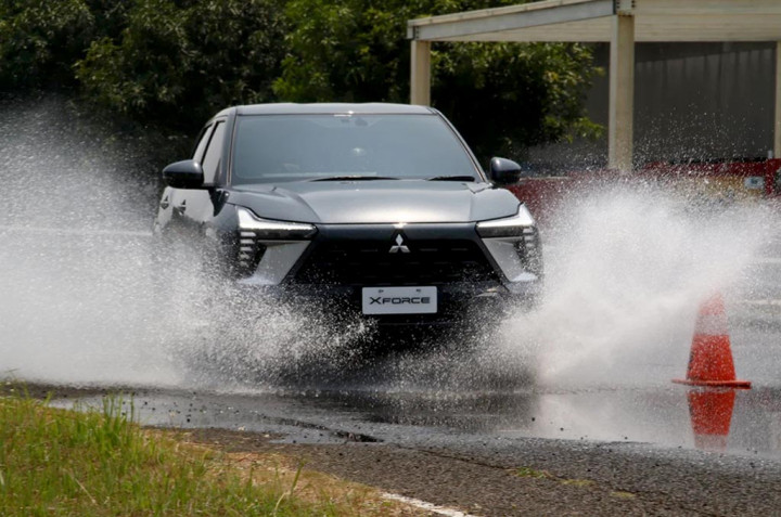 Tips Aman Mengemudi Saat Banjir: Kenali Batasan dan Teknik yang Tepat