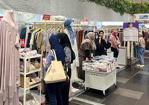 Suasana bazaar Rendezvous Modest Market, di Atrium Lantai 5, Mall AEON Tanjung Barat. Foto: Dok. Ist