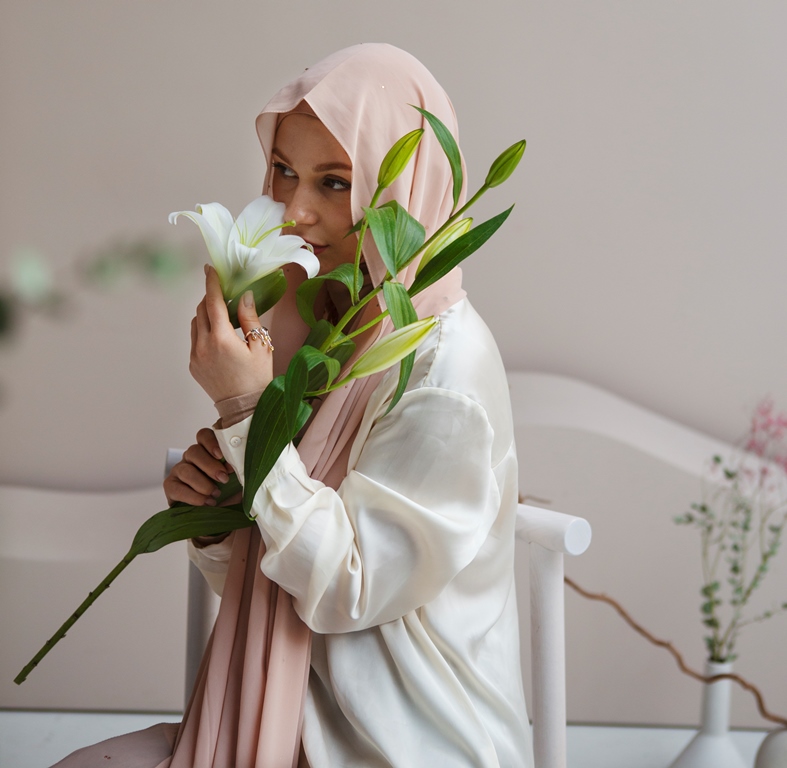 Menggunakan parfum, terutama pada saat pertemuan pertama kali, akan membuat seseorang memandangmu dan bersikap baik. Ilustrasi Freepik
