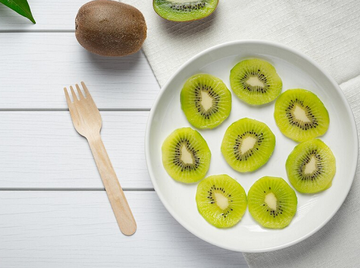 Kaya akan serat, buah kiwi mendukung sistem kerja pencernaan. (Foto: Ilustrasi. Dok. Freepik.com)