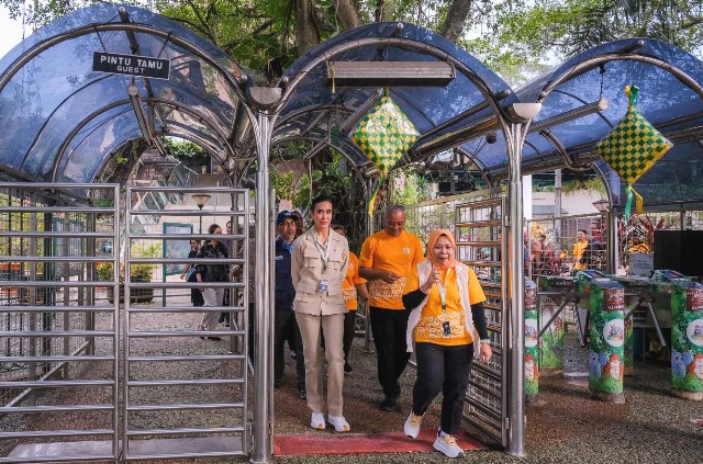 Menteri Pariwisata Widiyanti Putri Wardhana meninjau Taman Margasatwa Ragunan. (Foto: Dok. Birkom Kemenpar)