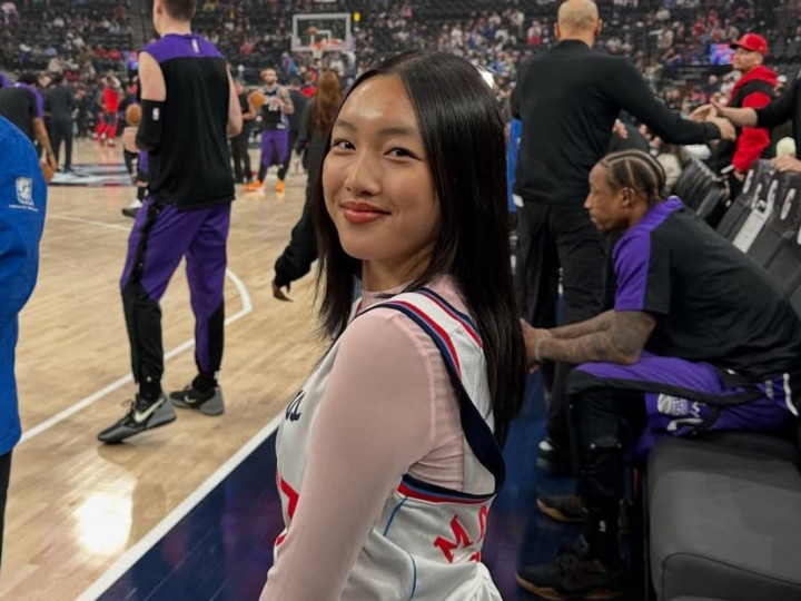 Bangga! Bintang FIlm Dilan 1983 Malea Emma Nyanyi di Pertandingan NBA