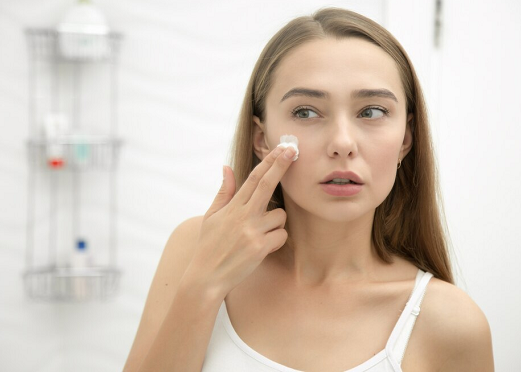Menggunakan pelembap berlapis tengah menjadi tren di kalangan beauty enthusiast. (Foto: Ilustrasi. Dok. Freepik.com)