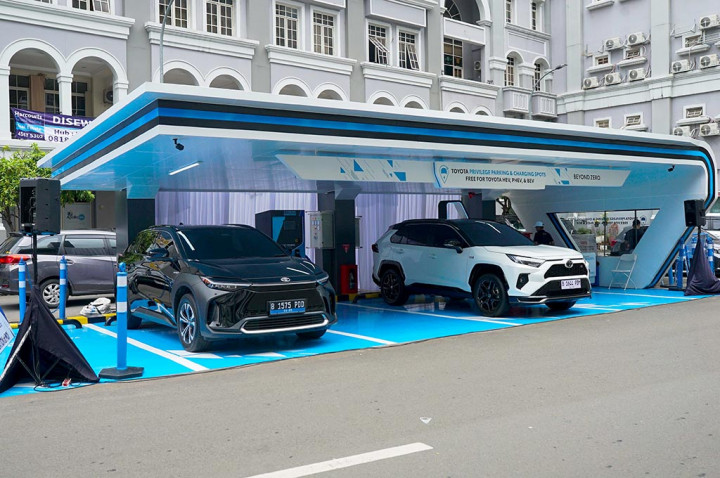 Toyota Sediakan Tempat Parkir & Charging Khusus Mobil Listriknya