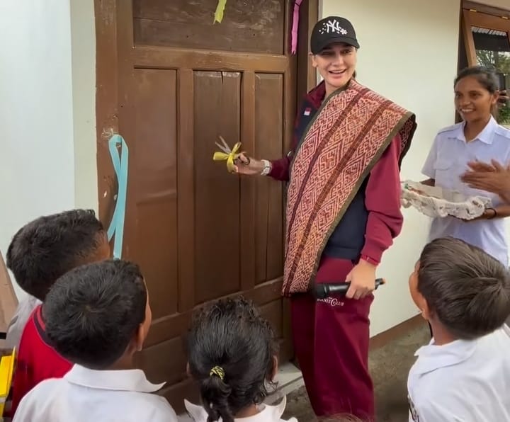 Luna Maya Renovasi Sekolah di NTT, Dapat Pelukan Hangat dari Para Murid