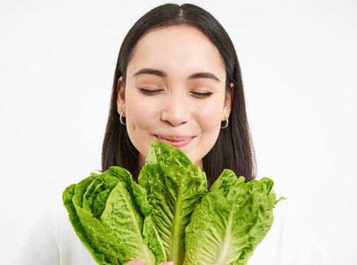 Rutin mengonsumsi selada romaine dapat membuat kulit terasa lebih lembut dan kencang. (Foto: Ilustrasi. Dok. Freepik.com)
