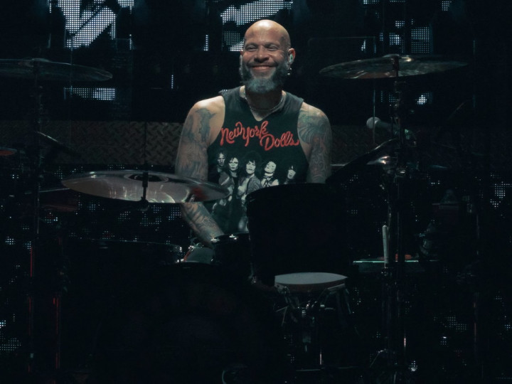 Frank Ferrer Akhiri Perjalanan 19 Tahunnya Sebagai Drummer Guns N' Roses