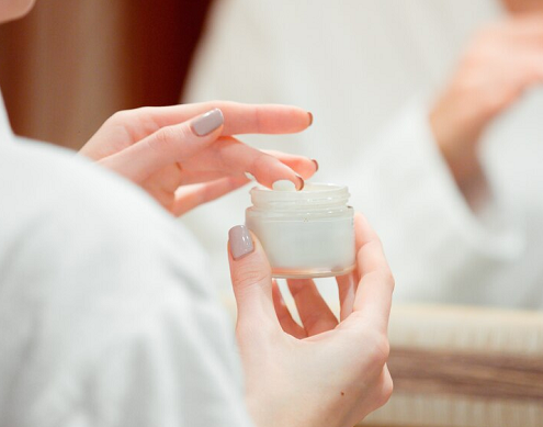 Menurut keterangan La Roche-Posay Indonesia, tidak ada produk krim jerawat dari merek ini di Indonesia yang mengandung benzena. (Foto: Ilustrasi. Dok. Freepik.com)