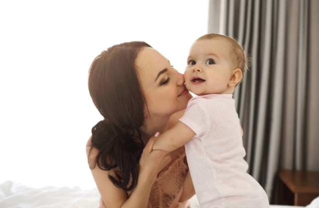 Jangan Mencium Bayi Baru Lahir Sembarangan, Ini Bahaya yang Bisa Mengintai!