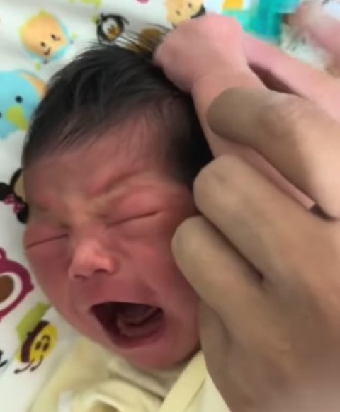Pada usia 6—12 bulan, mencabut rambut, menggigit, hingga mencubit dapat membantu bayi mengeksplorasi dunianya. (Foto: Dok. Instagram Babies Hd/babies.hd)