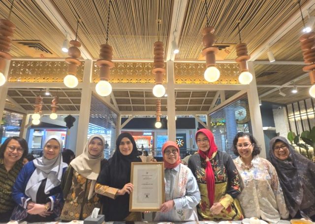 Bidan Tessa Siswina membantu seorang ibu melahirkan dalam pesawat Citilink. (Foto: Dok. Birkom Kemenkes)