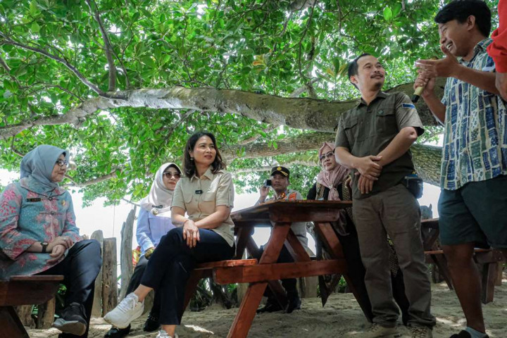 Jelang Lebaran, Wamenpar Ni Luh Tinjau Pantai Pandan Carita dan Pelabuhan Merak