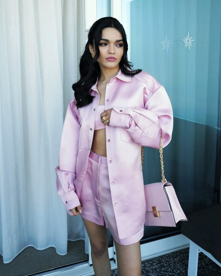 Outfit Serba Pink Rachel Zegler saat Hadiri Press Tour Film Snow White