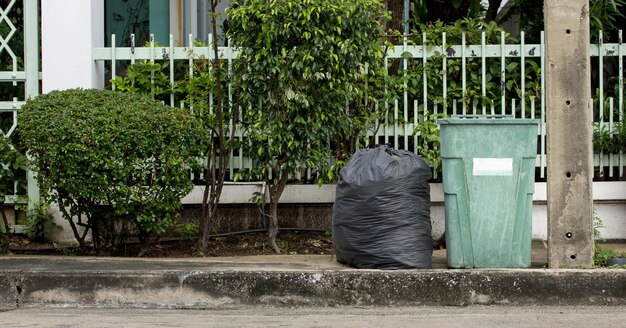 Tips Bersihkan Tempat Sampah di Luar Ruangan