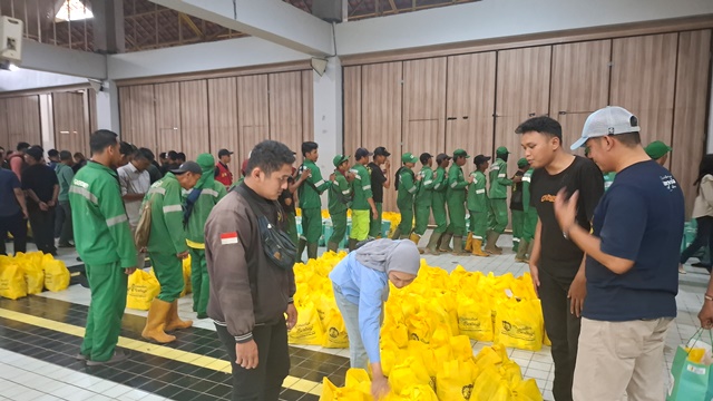 ILUNI UI Kembali Hadirkan Bazar Murah dan Penyerahan Sembako Gratis
