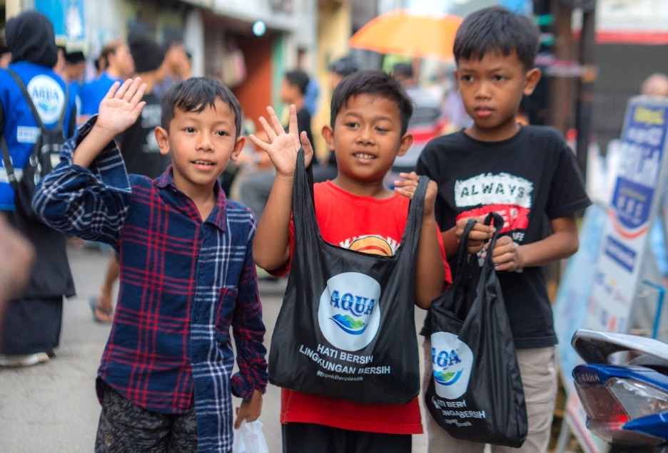 Edukasi yang dilakukan Pandawara dan Aqua juga menyasar ke usia dini. Dok. Ist