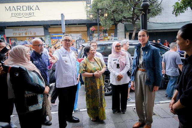 Menpar dan Wali Kota Bandung Muhammad Farhan tinjau kesiapan libur Lebaran di Bandung. (Foto: Dok. Birkom Kemenpar)