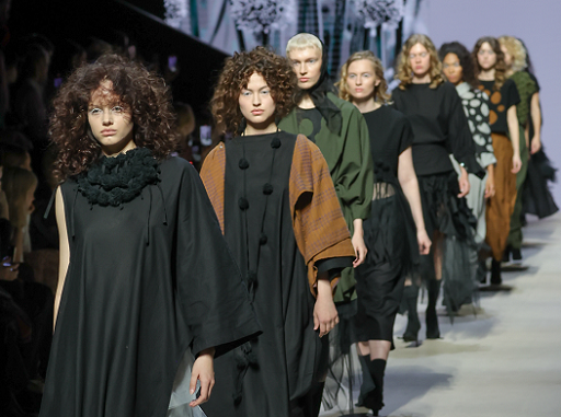 Keanggunan Dandelion dan Tenun Badui Karya REBORN29 di Moscow Fashion Week 2025