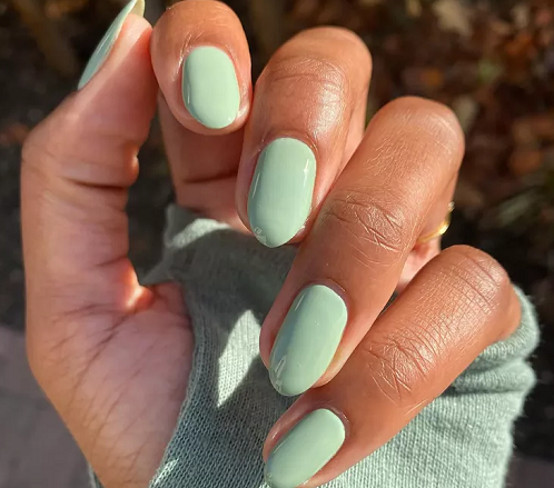 Manikur warna mint yang segar dan pekat. (Foto: Dok. Instagram/@lolo.nailedit)