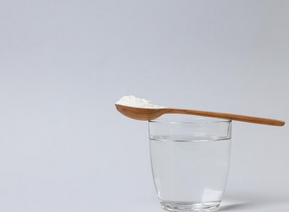 Aturan minum air garam adalah campurkan 2 sendok teh garam ke dalam segelas air, lalu minum saat perut kosong. Ilustrasi Freepik