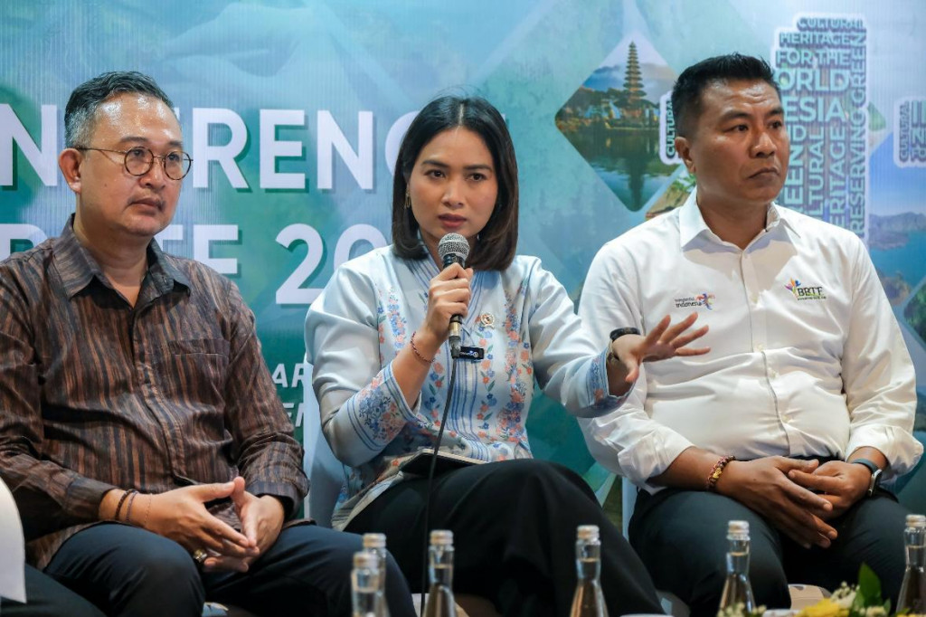 Wamenpar Ni Luh Puspa (tengah) dalam konferensi pers Road to BBTF 2025 di Griya Santrian Beach Resort & Spa, Sanur, Denpasar akhir pekan lalu. Dok Kemenpar