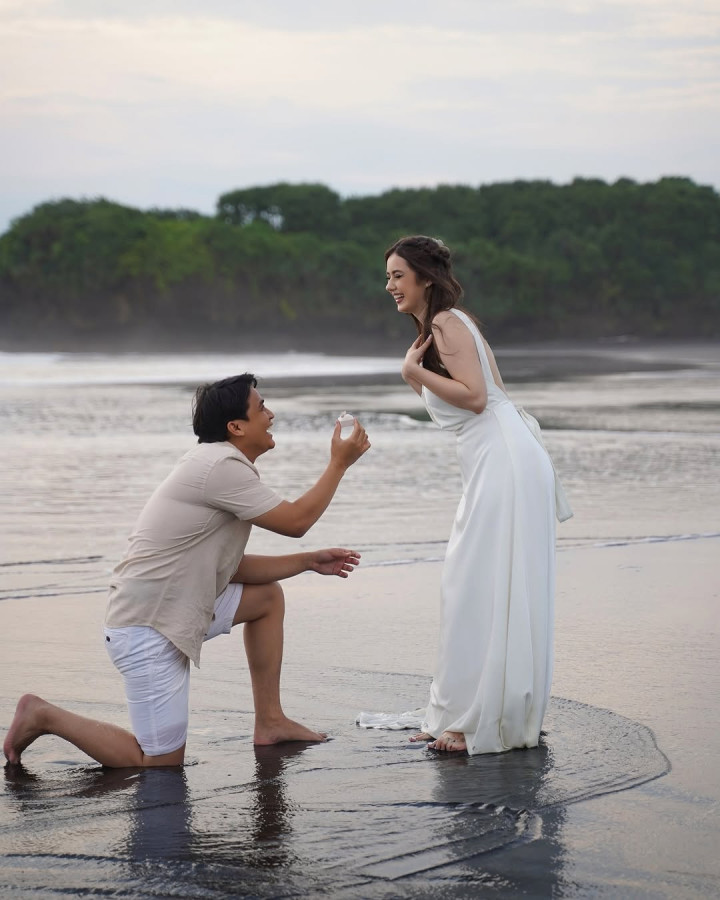 Romantis! Billy Syahputra Lamar Vika Kolesnaya di Pantai Bali