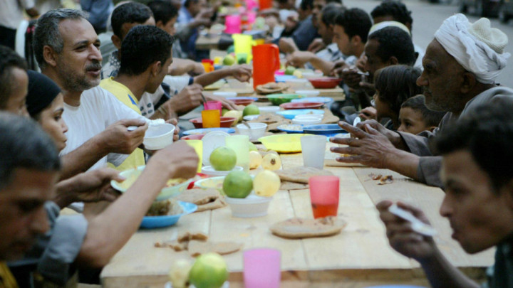 Tradisi Unik Ramadan di Mesir: 'Meja Belas Kasihan' yang Memberi Makan Ratusan Orang