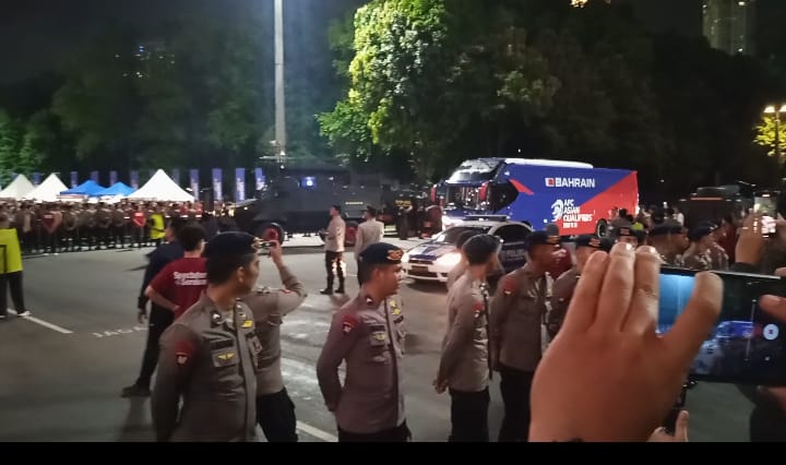 Bus Timnas Bahrain Tiba di SUGBK dengan Pengawalan Rantis
