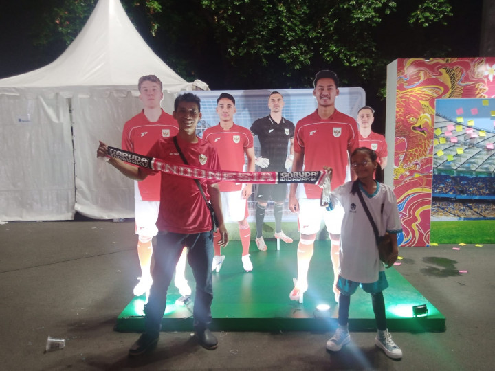 Suporter Padati Patung Penggawa Timnas Indonesia di SUGBK