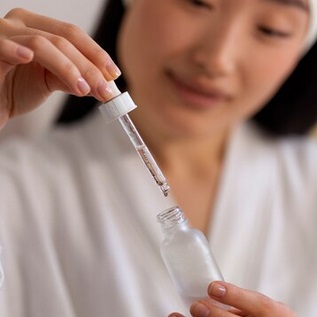 Produk skincare tiruan dengan harga murah banyak beredar di masyarakat. Ilustrasi Freepik