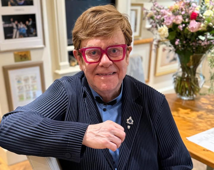 Elton John Menangis Teringat Kematian saat Rekaman Album Baru