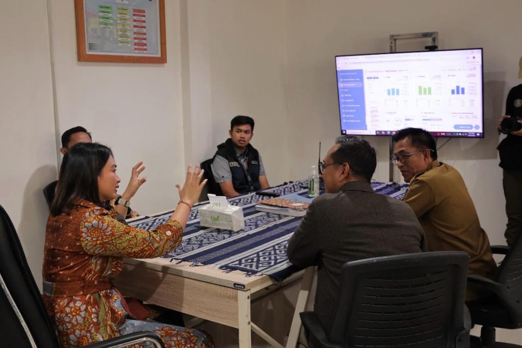 Wamenpar Ni Luh memantau dan memastikan pelayanan posko mudik di Bandara Internasional Lombok Praya dalam melayani kebutuhan pemudik. Dok. Kemenpar